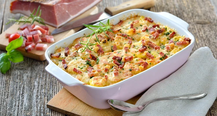 Cremiges Kartoffel-Gratin mit Speck und Käse überbacken